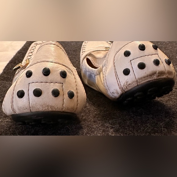 415. Ladies Tod’s Vintage White Leather Buckle Distressed Driving Shoe - Picture 12 of 15